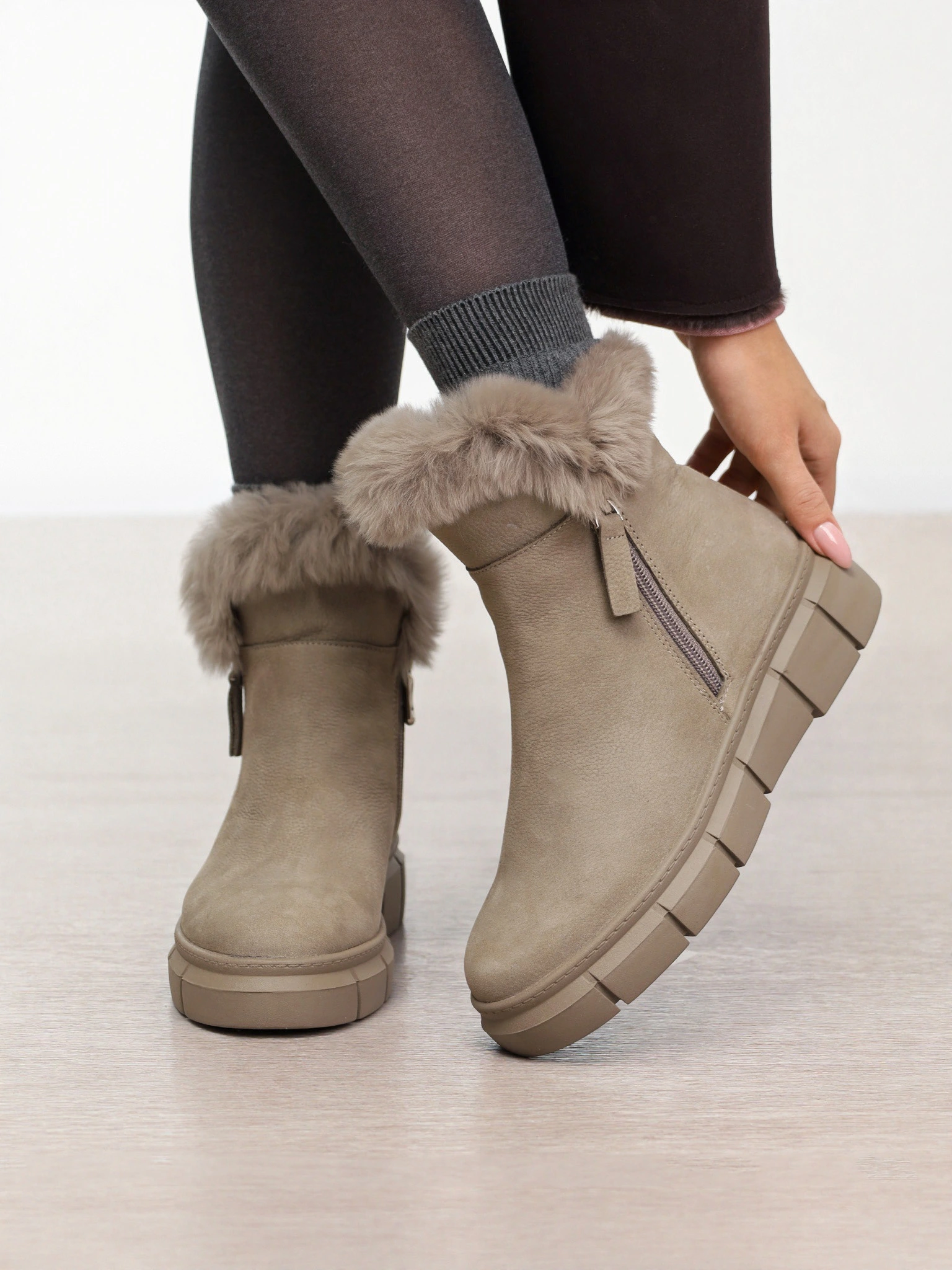 Ботинки серого цвета с оторочкой мехом на средней платформе